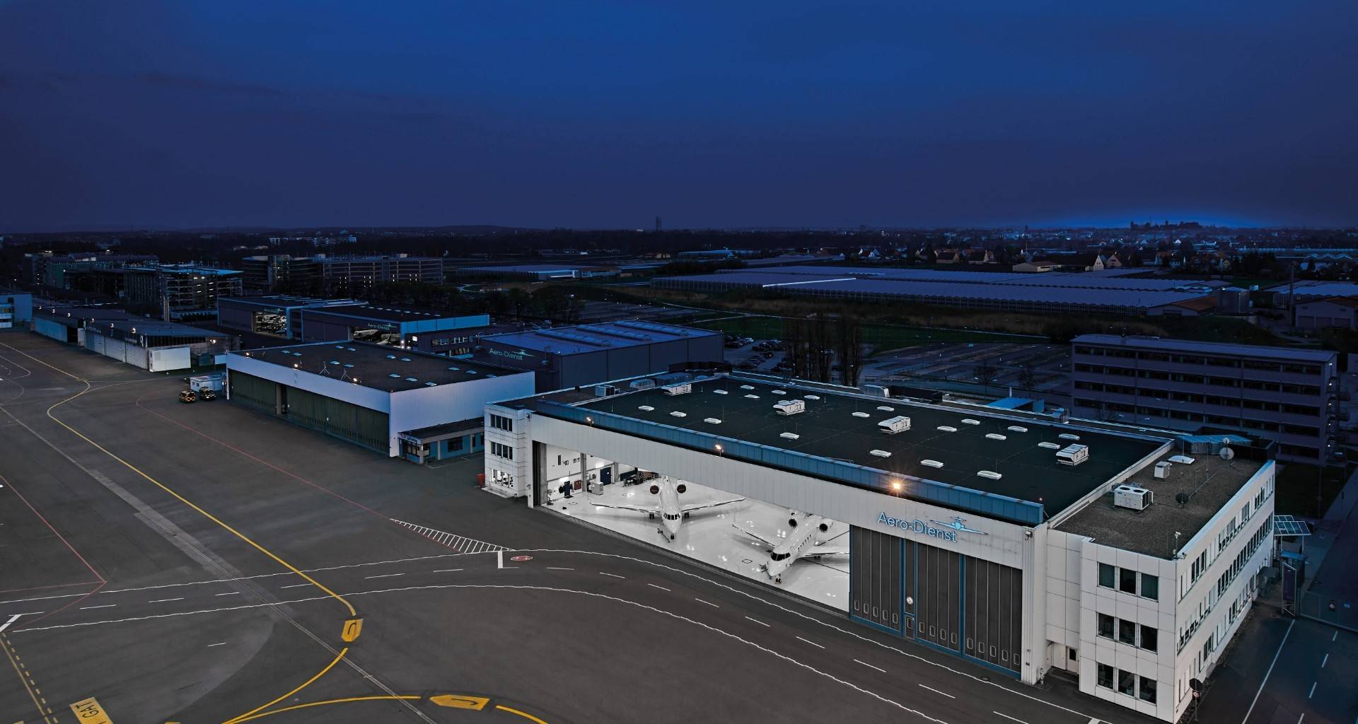 01_Basis/Hintergrund/hangar.jpg